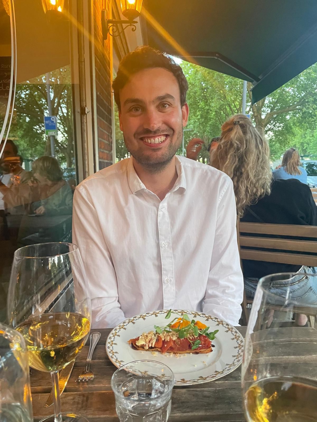 Slok Wijn — aan tafel met een glas wijn